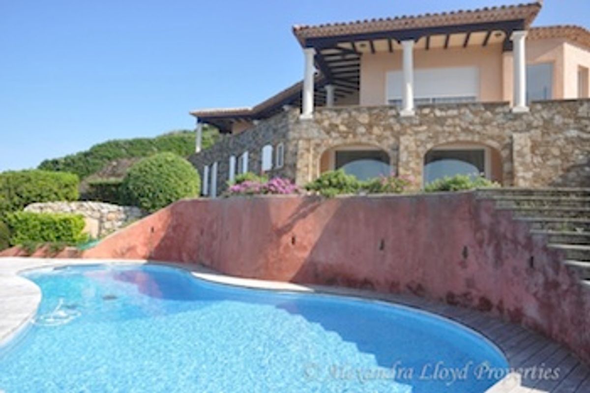 Waters edge property in Les Parcs de Saint Tropez