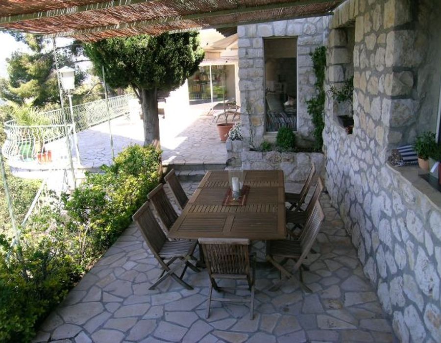 Stylish modern villa with views over Nice and the sea. 4