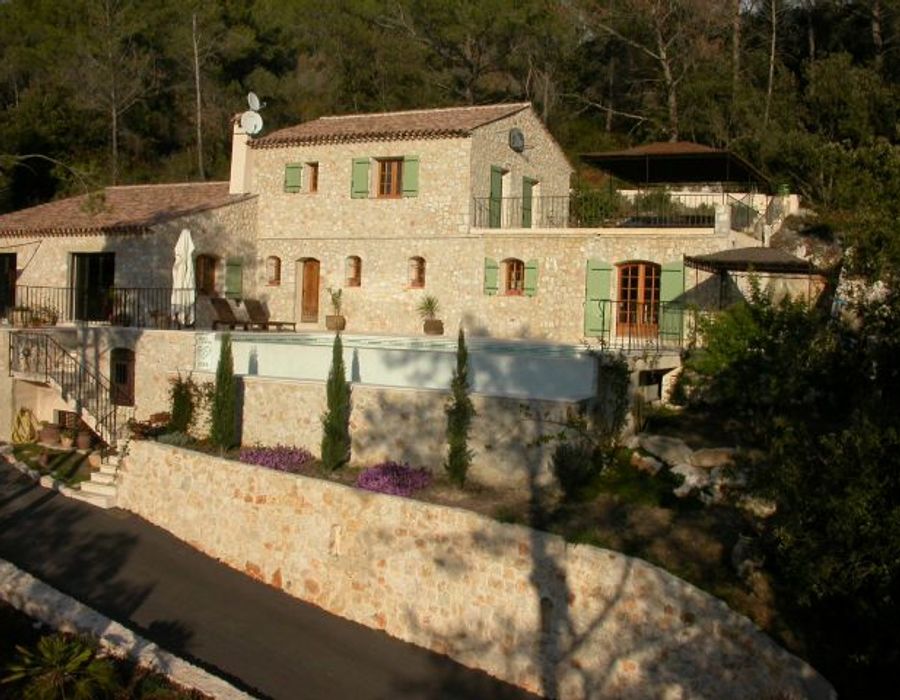 A lovely newly built Néo-Provencal property in Roquefort les Pins 3
