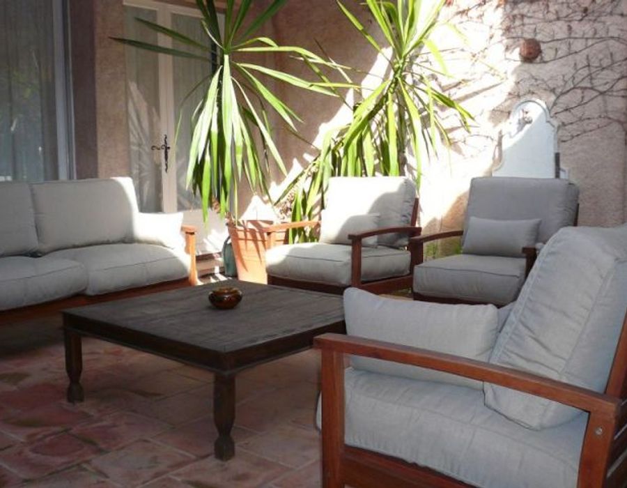 A pretty Provencal style property located in the private domain Les Parcs de la 4