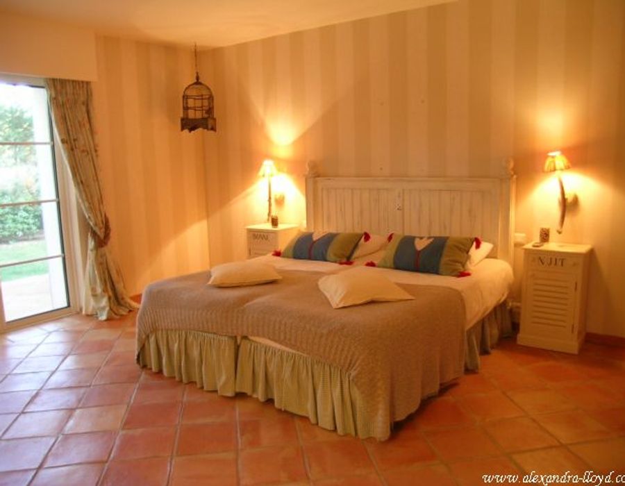 Luxurious Property next to Tahiti Beach 4