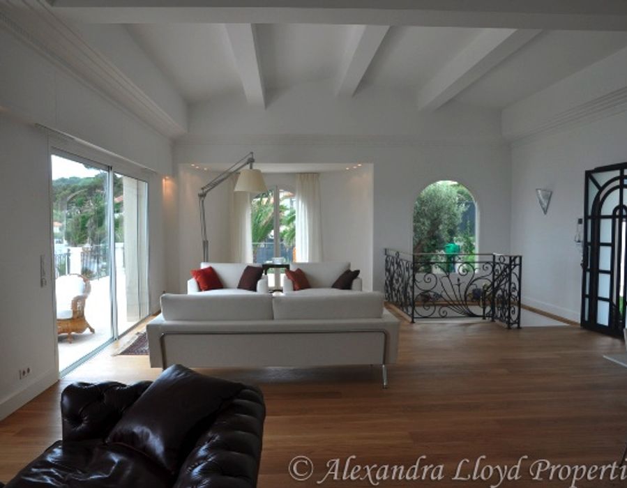 Overlooking the baie de la Garoupe with a 180° view over the Mediterra 5