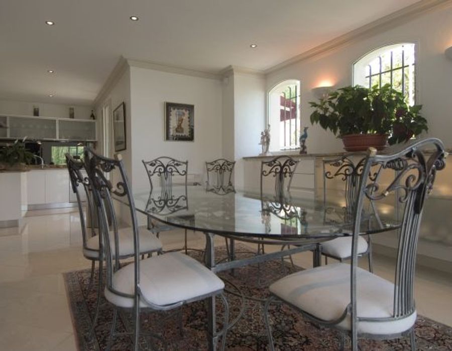 A delightful property located in the prestigious neighborhood 3