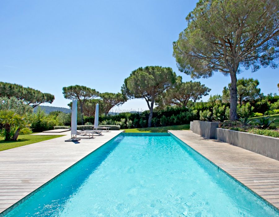 Stunning! Luxury contemporary villa close to the beaches and the town of Saint-Tropez 4