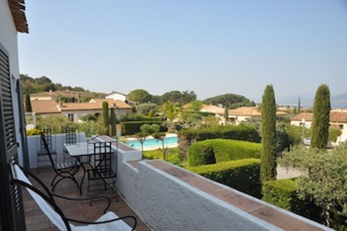 A very cute house located in the private domain of la Belle Isnarde, walking distance to the centre of Saint Tropez