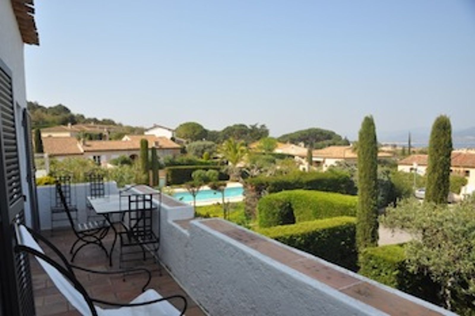 A very cute house located in the private domain of la Belle Isnarde, walking distance to the centre of Saint Tropez