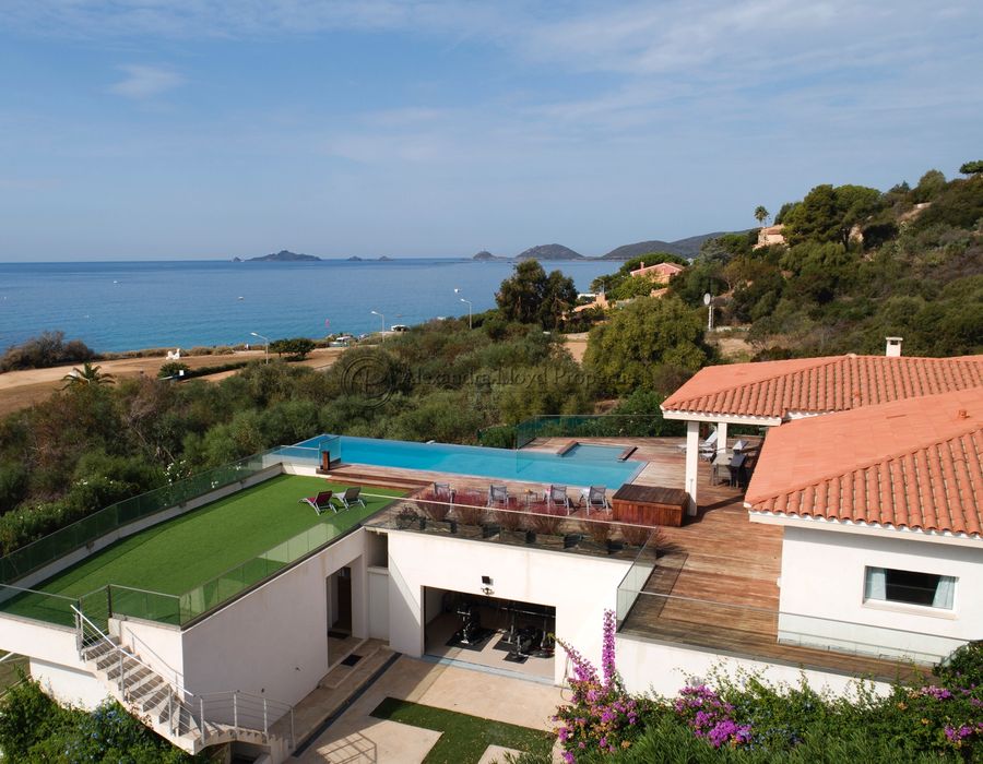 Almost ! On the water, Ajaccio - walking distance to the beach 2