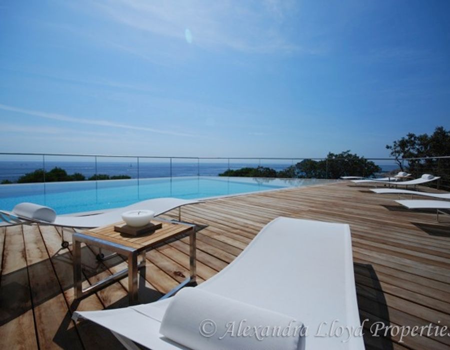 Contemporary villa situated in the sought after area of l'Escalet in Ramatuelle 3