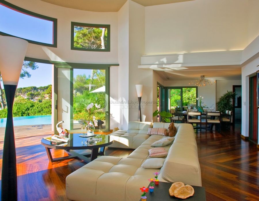 Modern property located on the Cap d'Antibes, close to the water 5