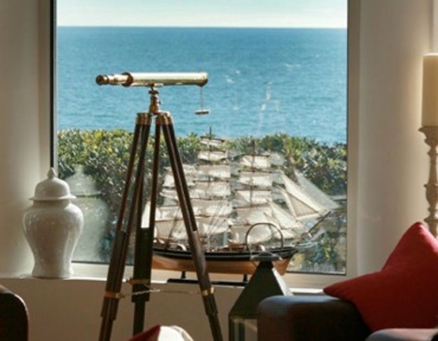 A lovely 1930s villa located on the Cap d'Antibes with lovely sea views 4