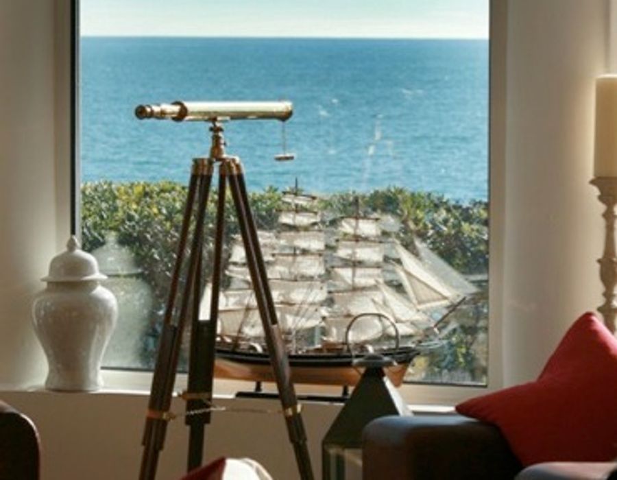 A lovely 1930s villa located on the Cap d'Antibes with lovely sea views 4