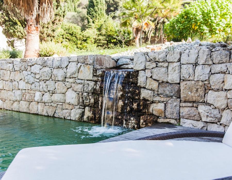 Located opposite Salis beach on the Cap d'Antibes  3