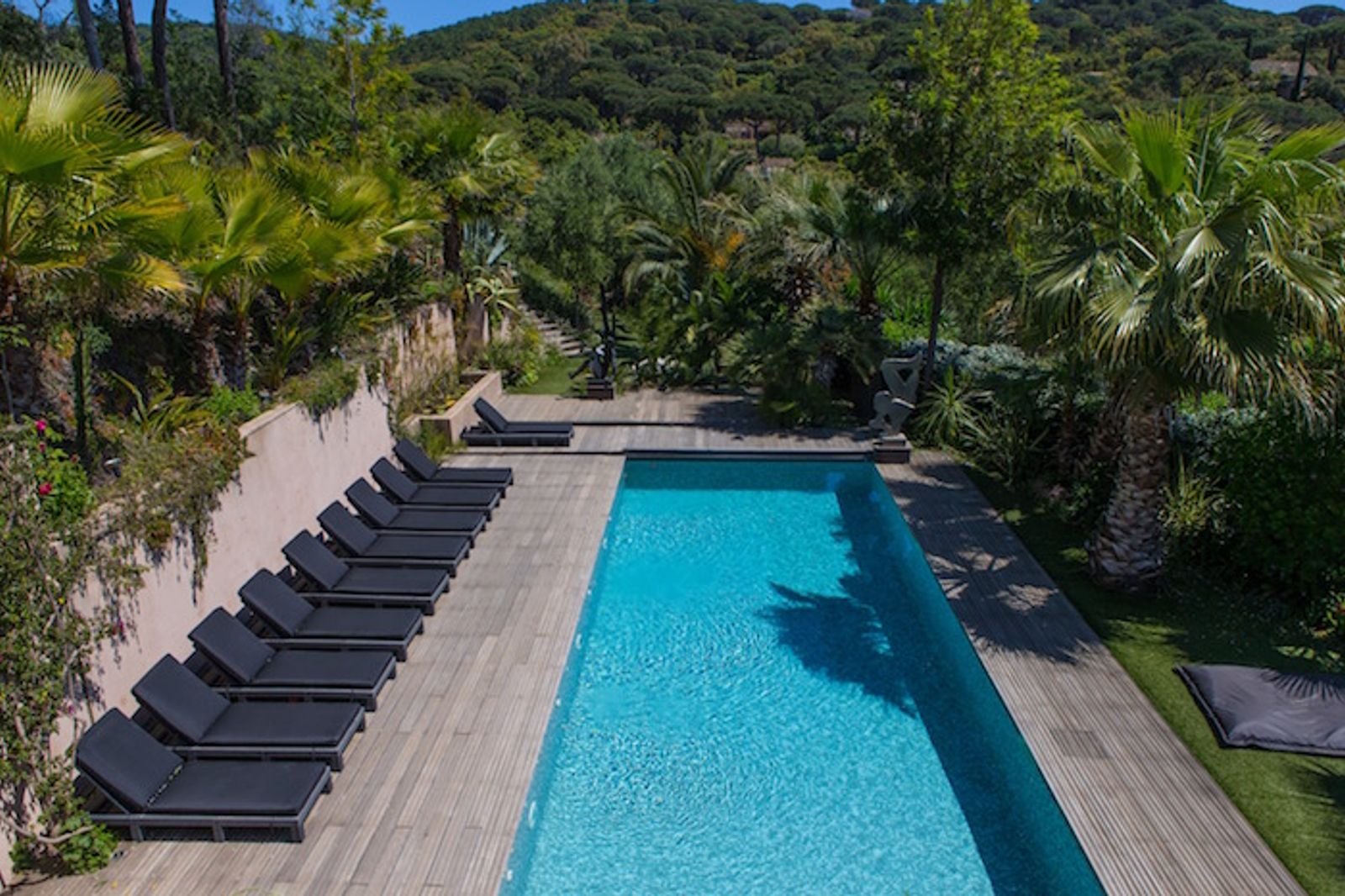 A contemporary villa located in the Domaine de la Vallée, Gigaro