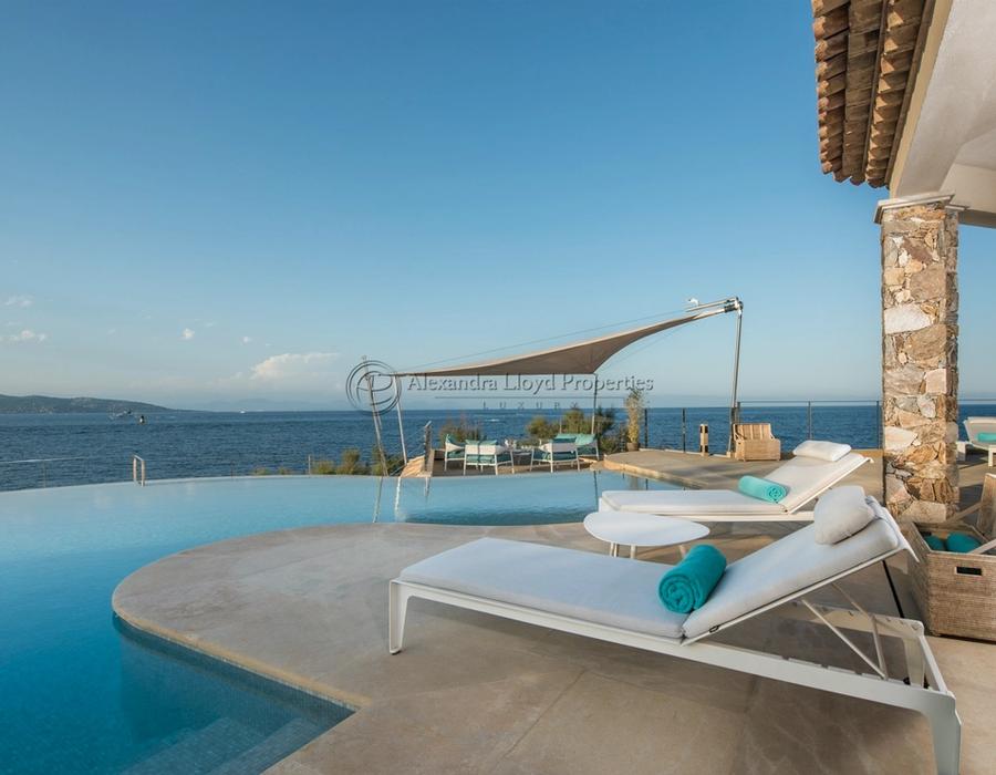 Splendid waters edge property in Les Parcs de Saint Tropez 4