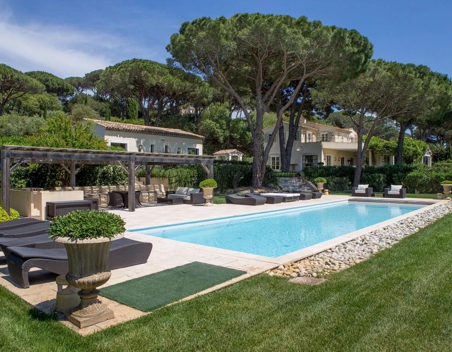 Charming 8-Bedroom Neo-Provencal Villa with Beautiful Views for Rent in Les Parcs de Saint-Tropez 3