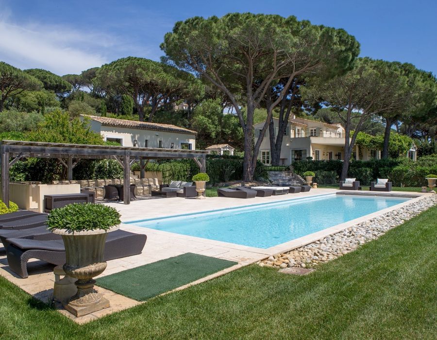 Charming 8-Bedroom Neo-Provencal Villa with Beautiful Views for Rent in Les Parcs de Saint-Tropez 3