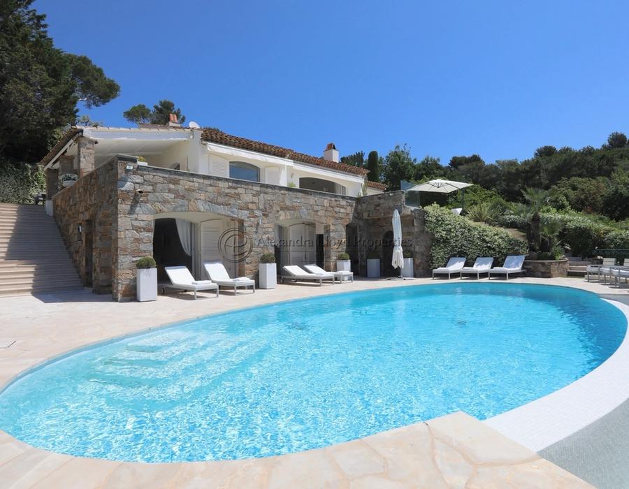 A six bedroom villa for rent, located in Cap Tahiti, with exceptional views 4