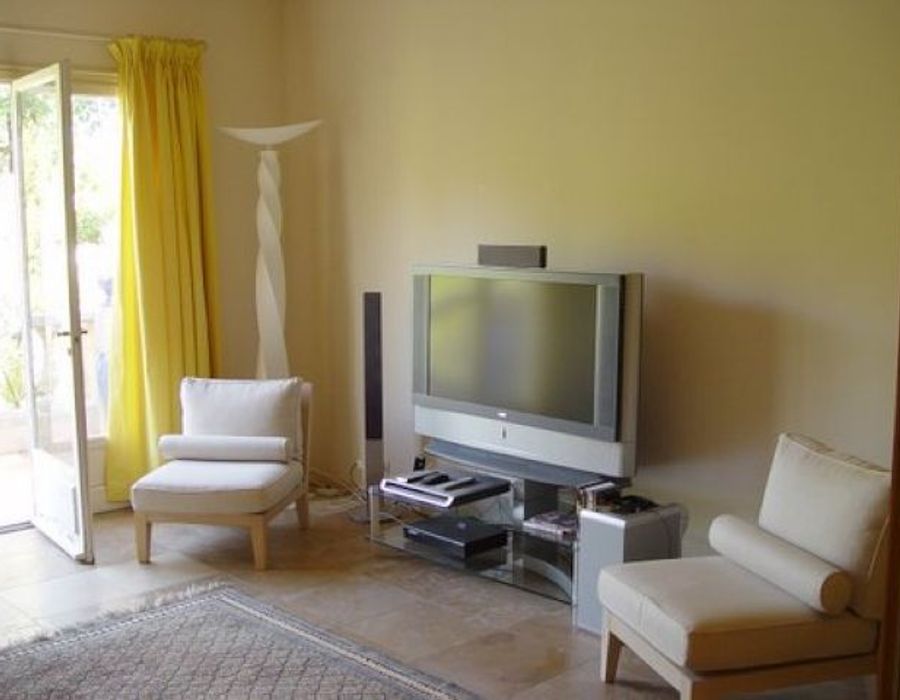 Superb villa situated in a very calm private domain three minutes from 5