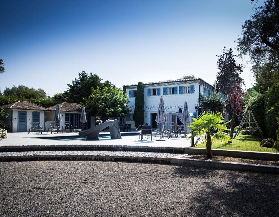 A lovely family home for rent on the Cap d'Antibes, close to the beach 2