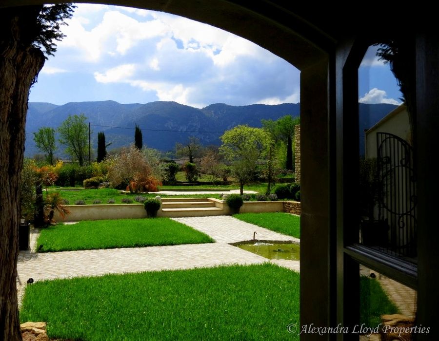 A wonderful bastide in the Luberon, close to the village of Oppede 4