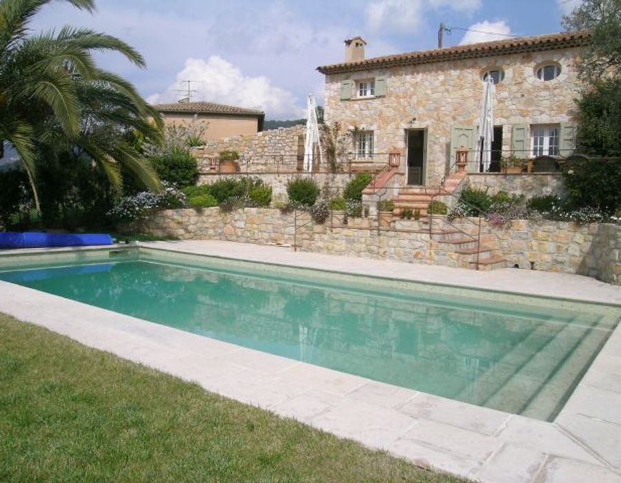 A fully renovated néo-provençal style stone mas in Grasse 1