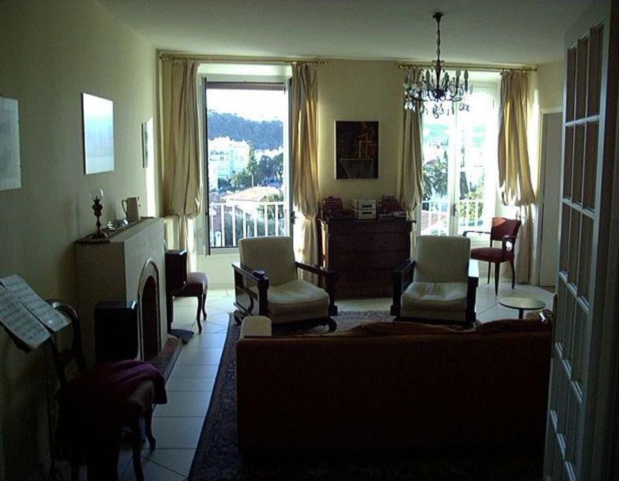 Located in the Park Louisa, a quiet neighborhood overlooking the port 6