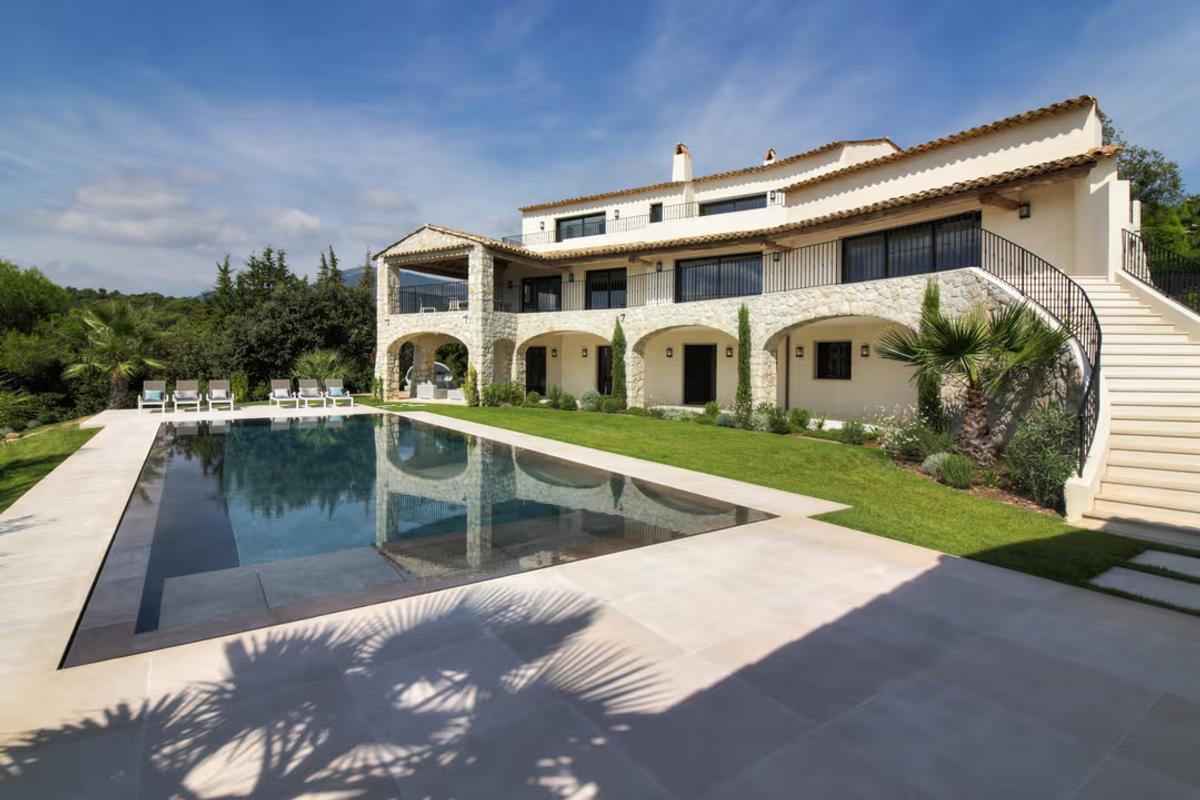 Une retraite moderne dans les hauteurs de Saint-Paul-de-Vence