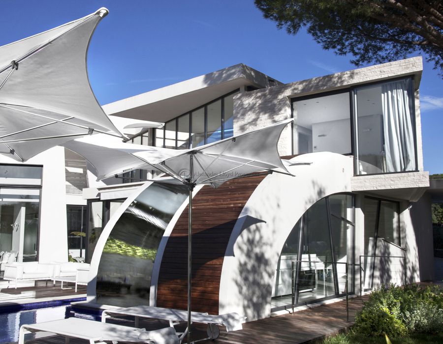 An ultra contemporary property a stones throw away from Club 55, Saint Tropez 1