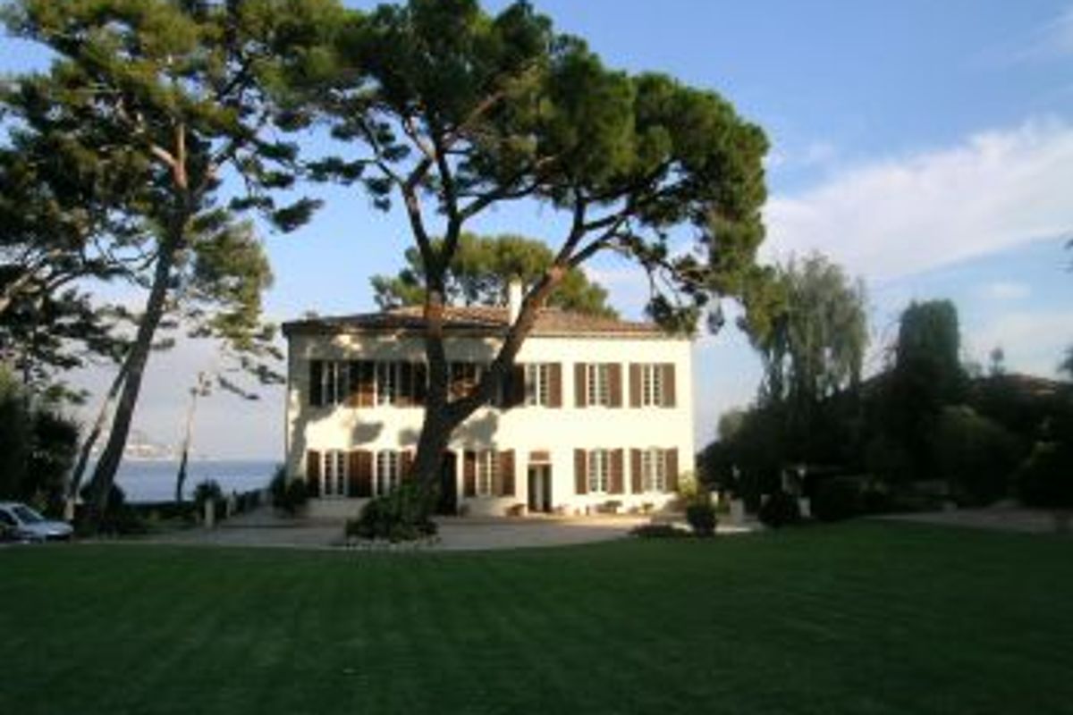 Waters edge property on the prestigous Cap Ferrat