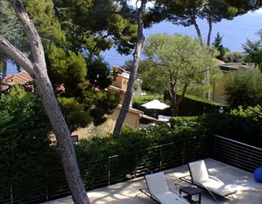 Located on the prestigious Cap Martin, only a short walk to the sea 1
