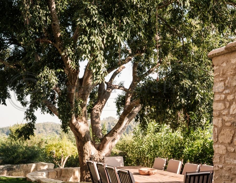 Stone Retreat in the Heart of the Alpilles — Exceptional Property for Rent near Les Baux-de-Provence 2