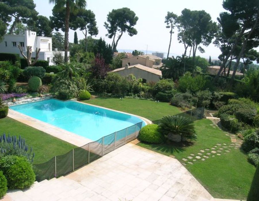 Great property in a quiet domain. 6