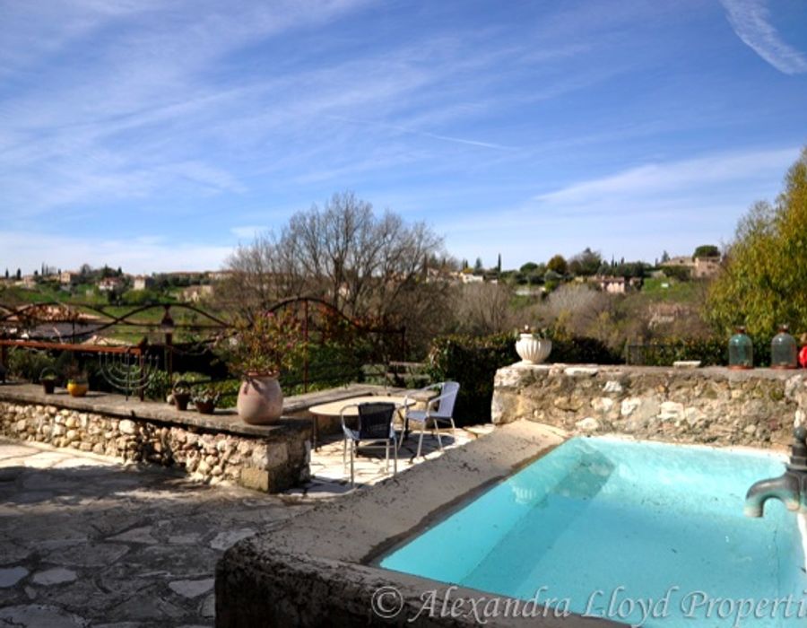 Nestled in the quint countryside of Saint Paul, a lovely Provencal hou 4