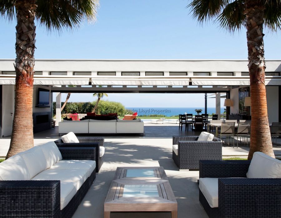 Stunning contemporary villa, walking distance from Club 55 5