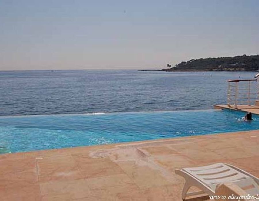Waters edge property on the Cap d'Antibes 2