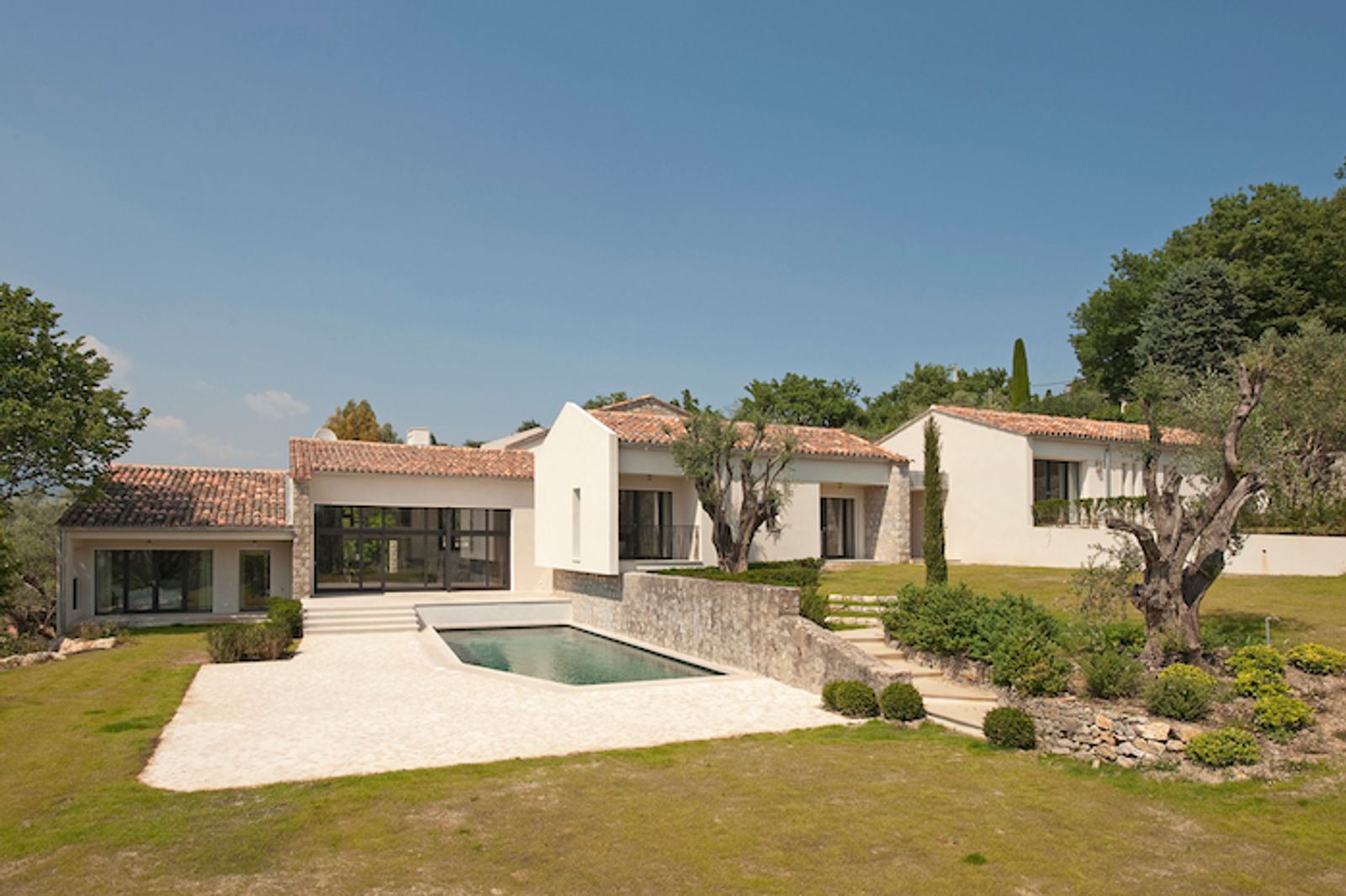 Contemporary villa with sea views, walking distance to Mougins Village