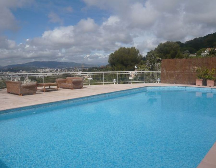 Large property located close to the centre of Cannes 2