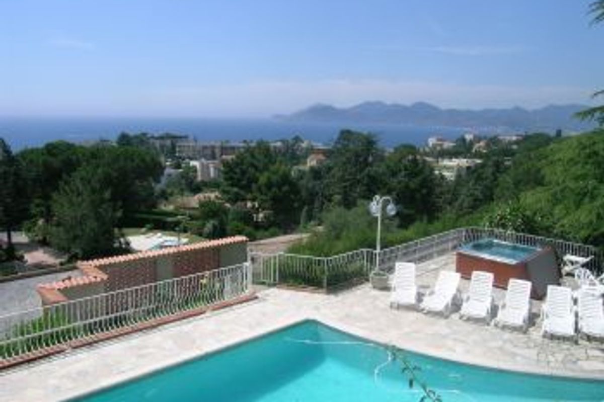 Pretty villa on the heights of Cannes