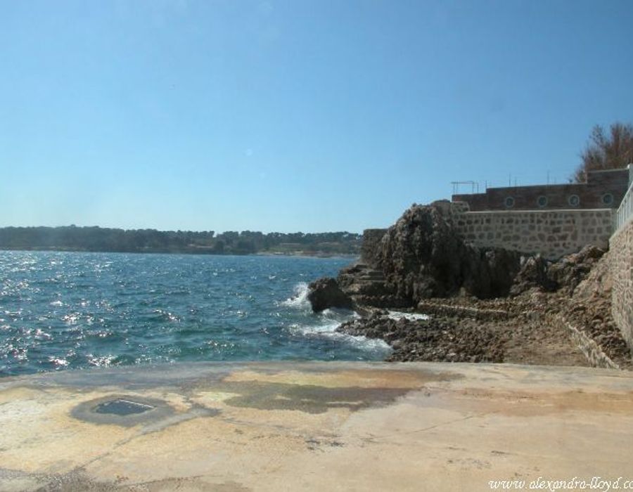 Waters edge property on the Cap d'Antibes 4