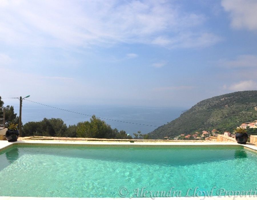 Wonderful property located in a private domain in Saint Laurent d'Eze 2