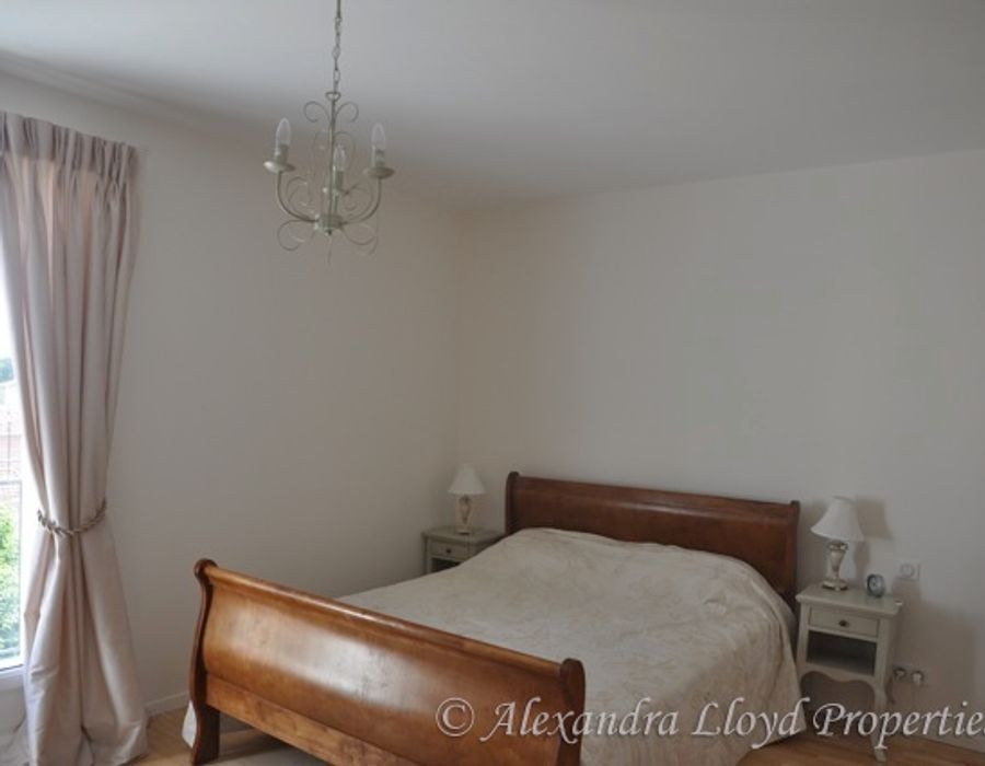 Walking distance from the centre of Cannes, an ideal property for conferences. 5