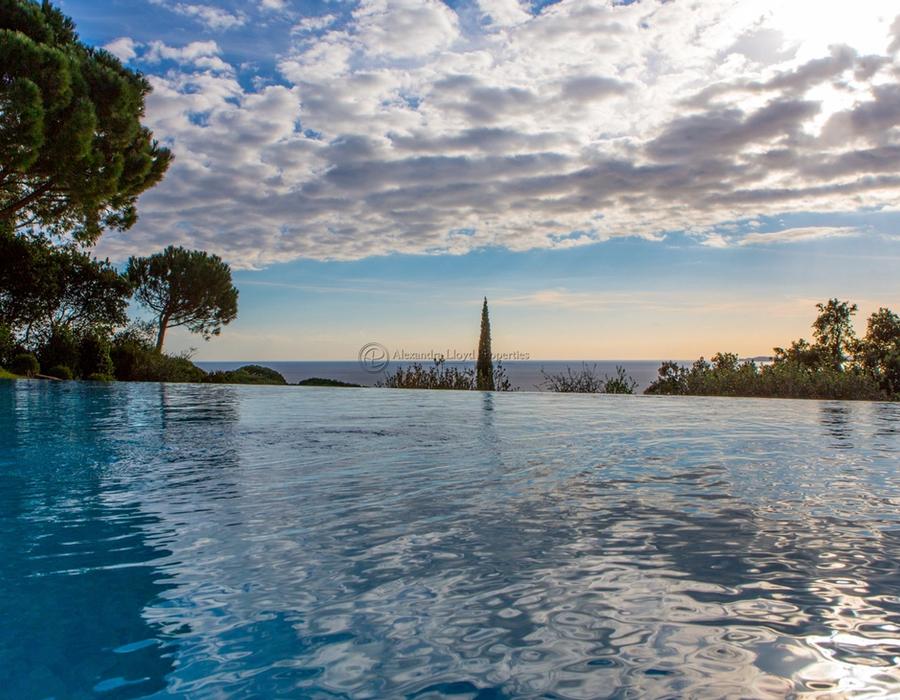 Breathtaking views, tranquility and a beautiful house in Girago 3