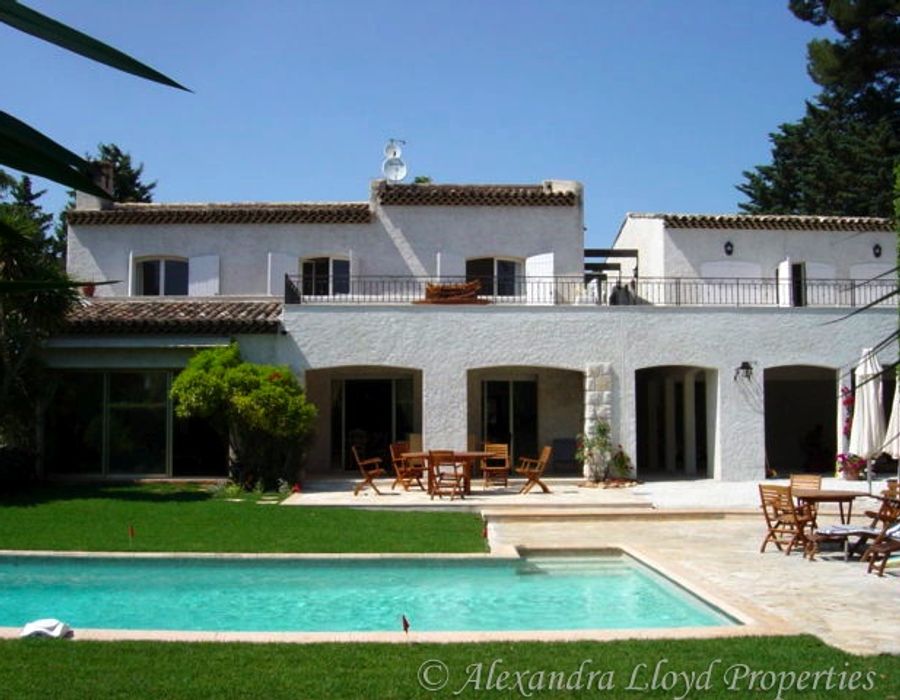 Provençal villa located on the <strong>Cap d'Antibes</strong> with a living spac 6