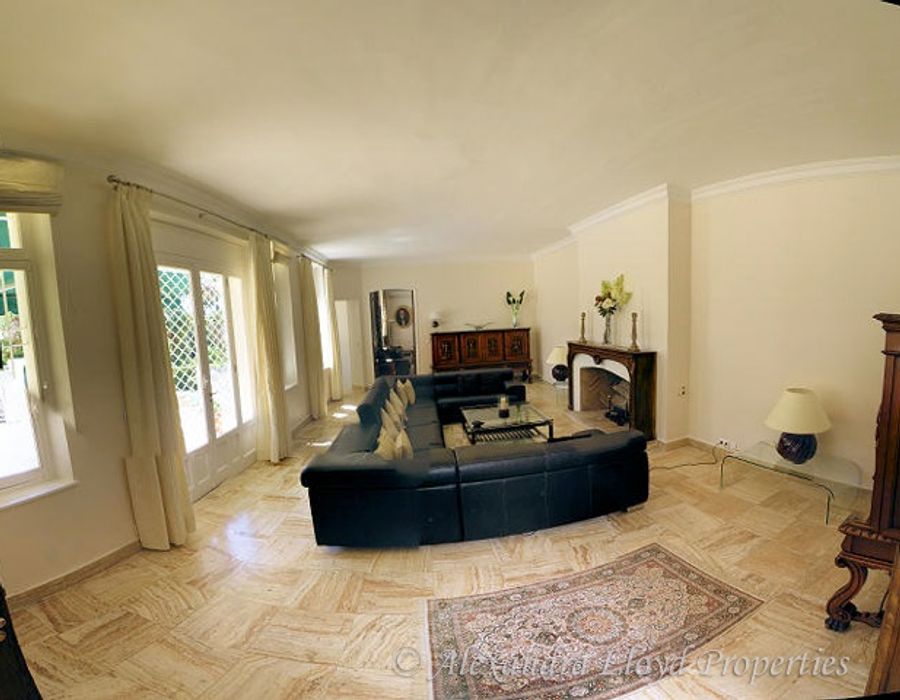 Walking distance from the centre of Cannes, an ideal property for conferences. 6
