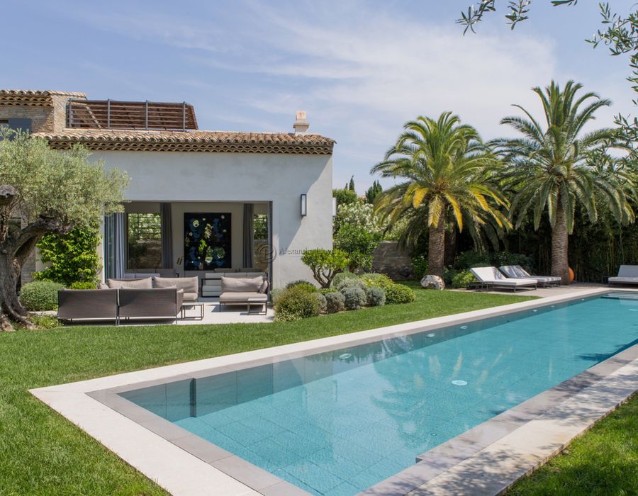 UNIQUE ! A beautifully decorated village house in the heart of Saint Tropez 3