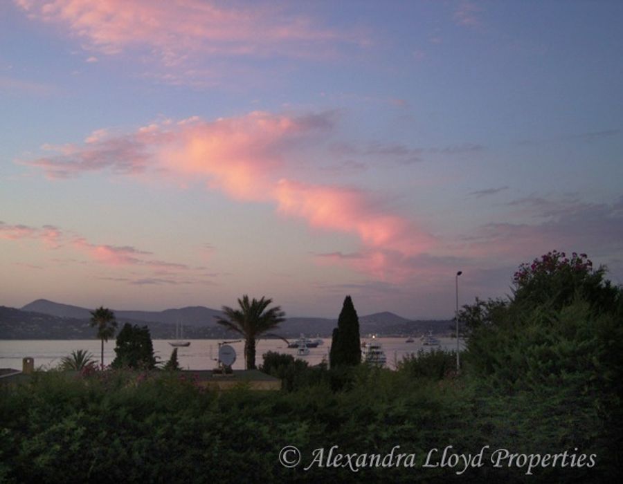 Close to the beach in GASSIN! 1