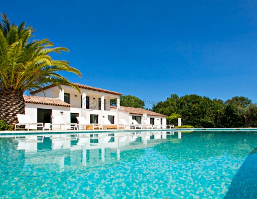 A contemporary villa for rent in the Salins area of Saint Tropez 2