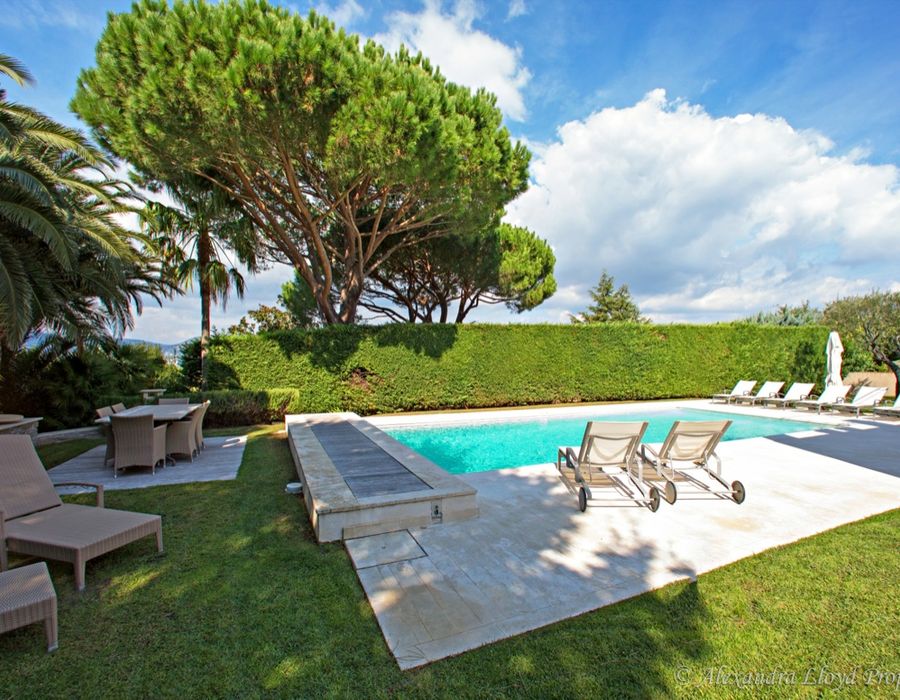 A seven bedroom villa for rent in La Belle Isnarde, Saint Tropez 2
