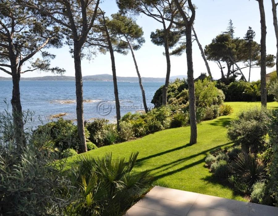 An amazing waterfront house across the bay from Saint Tropez 3