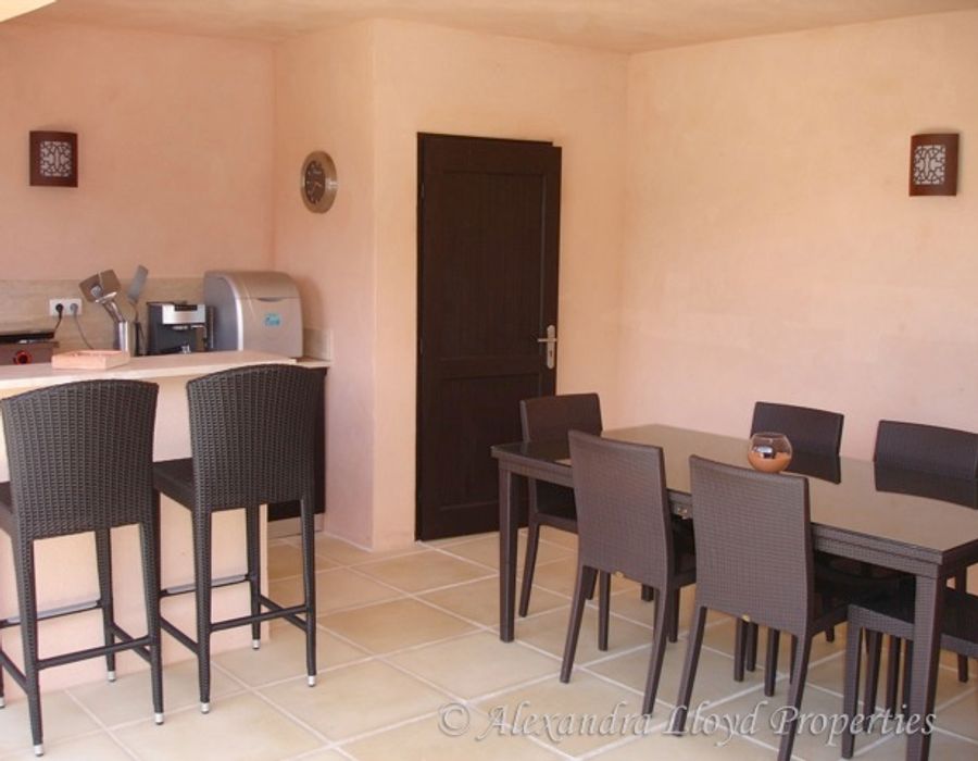 Located in the hills of Le Trayas, overlooking the Port de la Figueret 4